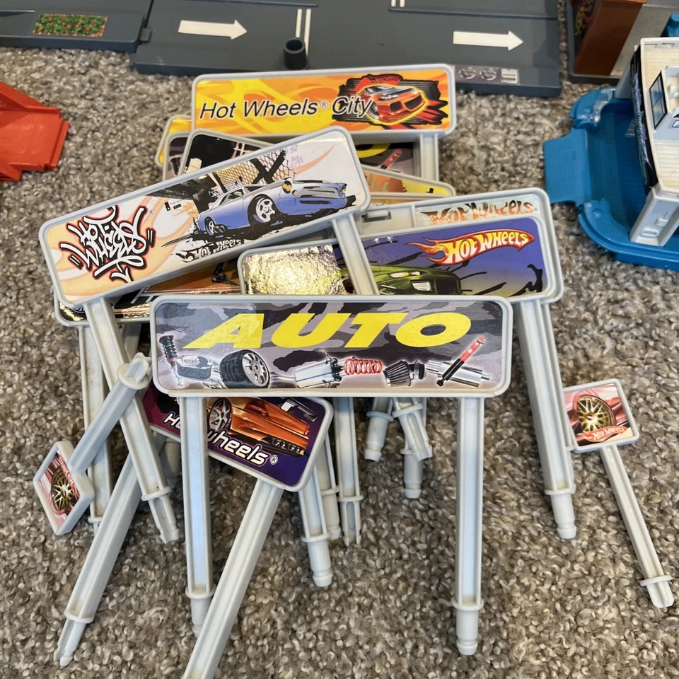 HUGE Hot Wheels Mega City 2007 With Accessories 16 City Blocks and Boat!  - Image 4 of 4