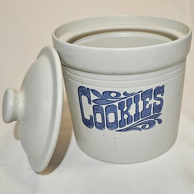 Vintage Pfaltzgraff Yorktowne Stoneware Blue White Cookie Jar with lid  USA EUC