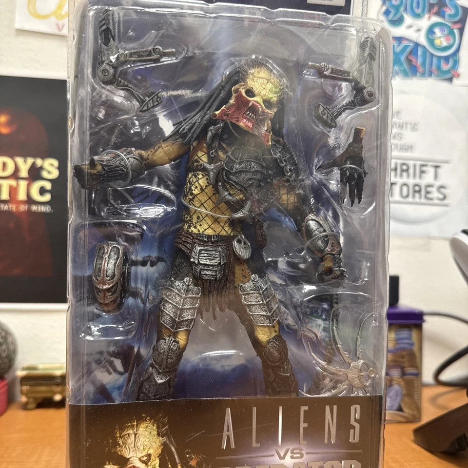 2008 Aliens vs Predator Requiem MISB 8" Predator The Wolf Open Mouth Figure NECA - Image 2 of 4