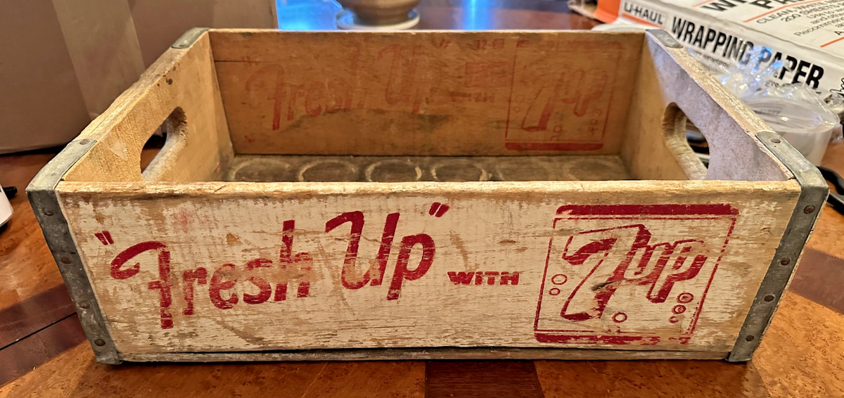 アメリカンビンテージ　Seven Up Bottling Co. 木製ボトル箱 Vintage 7 Up Wooden Soda Bottle Crate “Fresh Up With 7up” - MCM