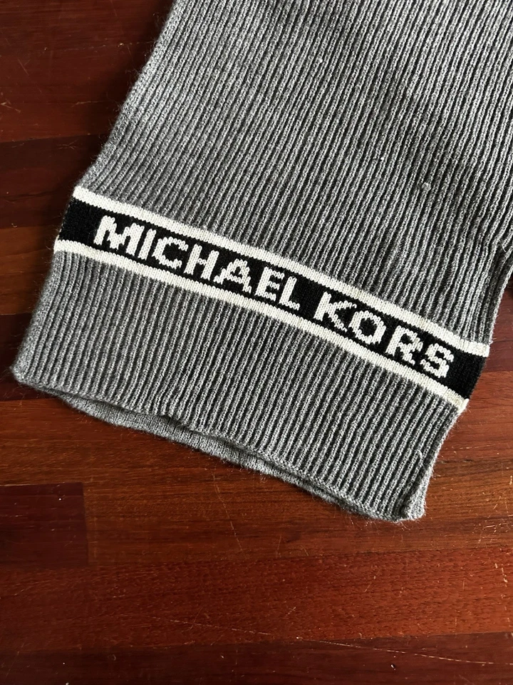 Cachecol Michael Kors cinza e preto com nervuras - Imagem 2 de 4