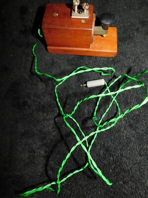 VINTAGE MORSECODE TAPPER AUF MASSIVHOLZBLOCK C/W DRAHT & BUCHSENSTECKER ZA48953
