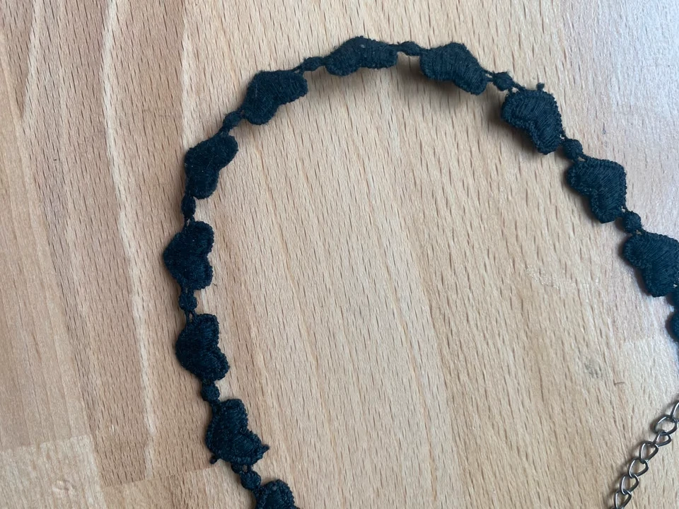 schwarzer Choker / Halskette mit Herzen aus Stoff von ASOS - Bild 3 von 4
