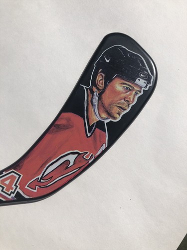 SCOTT STEVENS NUOVA MAGLIA DEVILS MINI SOUVENIR STICK PENSIONAMENTO NOTTE NHL HOCKEY - Foto 2 di 7