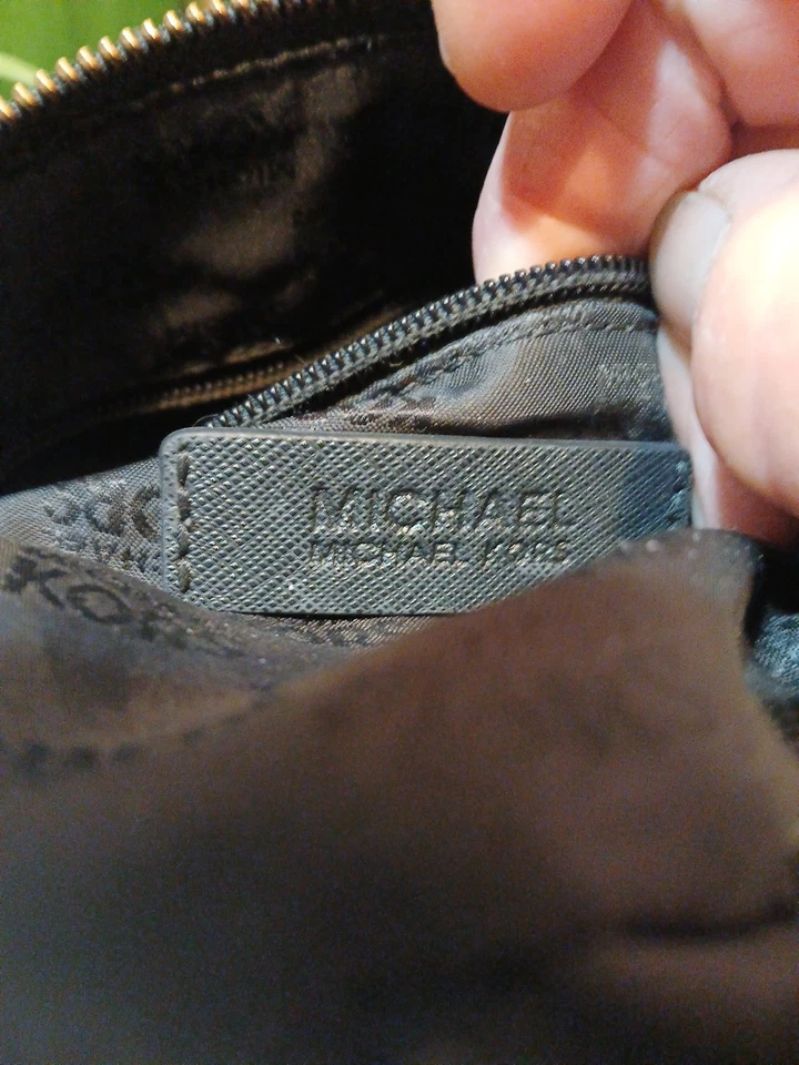 Bolso Bandolera Michael Kors Negro Cindy Cuero Cúpula Con Cadena Plateada Foto 2 de 4