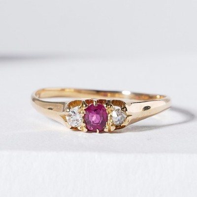 Antiker edwardianischer Erbsring 18 kt Gold rosa Rubin & Altschliff Diamant drei Steine