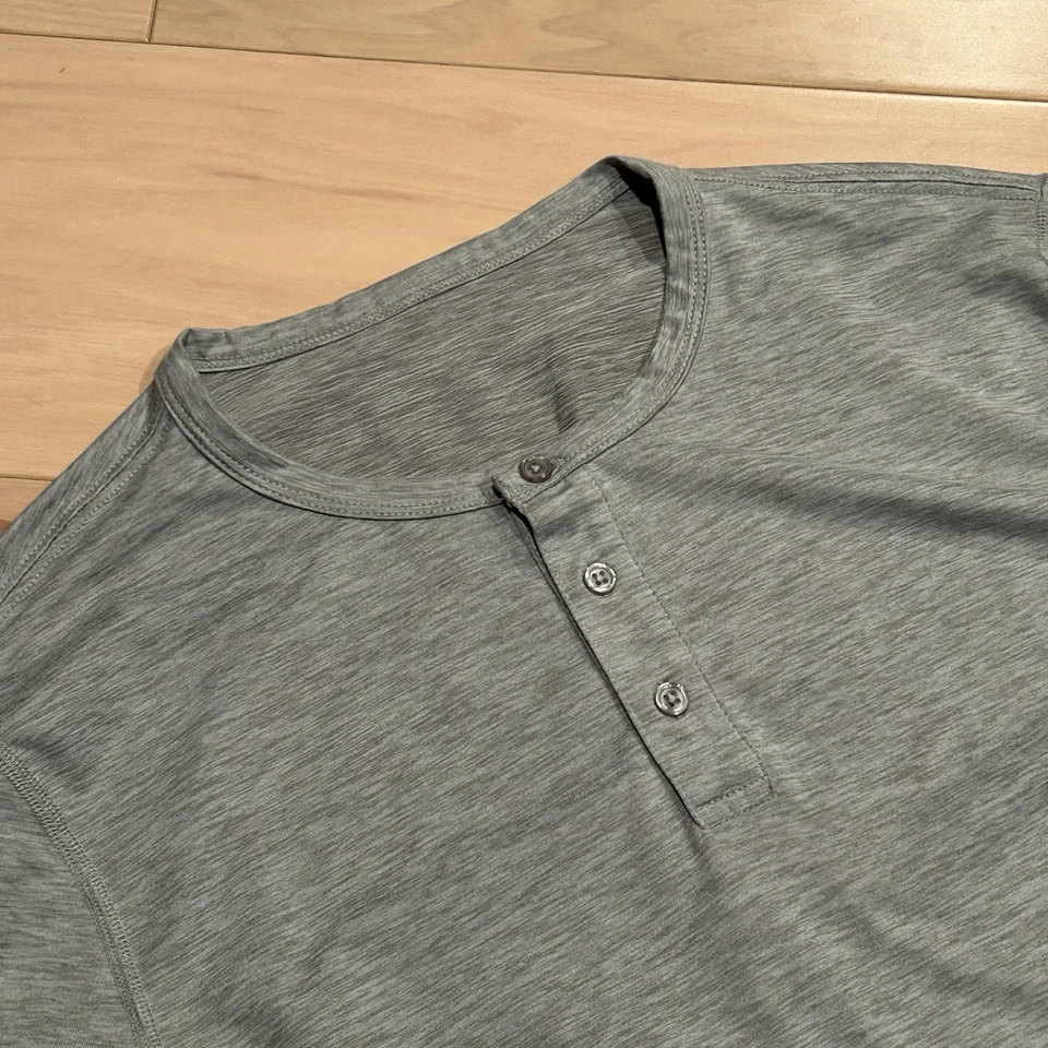 Camisa Henley Vuori Ease Performance Manga Larga *Defectos Para Hombre Grande Foto 3 de 4