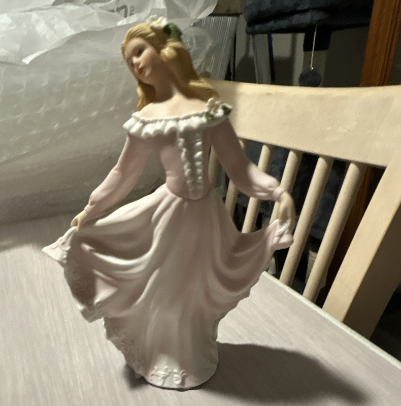 Home Interiors & Gifts Heather Romantic Porcelain Figurine Pink/White 10in 1999