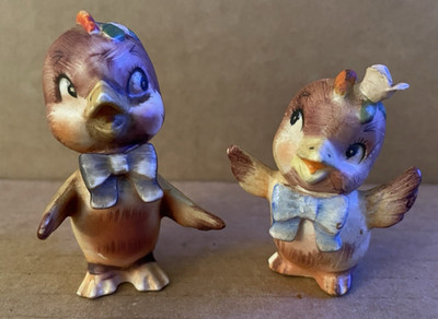 Vintage CHICKS Chicken Figurines 2pcs anthropomorphic #1099 Bow Knot