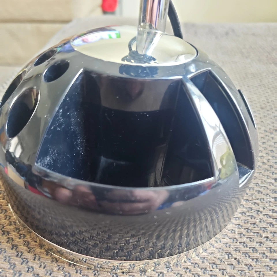 Lámpara de Escritorio Plateada/Metálica; Ajustable; BOMBILLA GRATIS. ¡Organizador de escritorio incorporado!! Foto 4 de 4