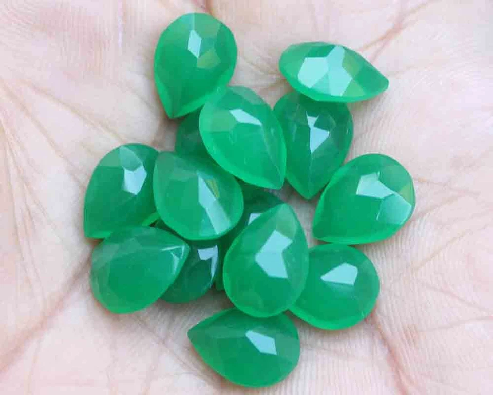 Venta al por mayor Piedra preciosa suelta de jade verde natural con forma de pera corte facetado de 50,40 quilates Foto 2 de 3