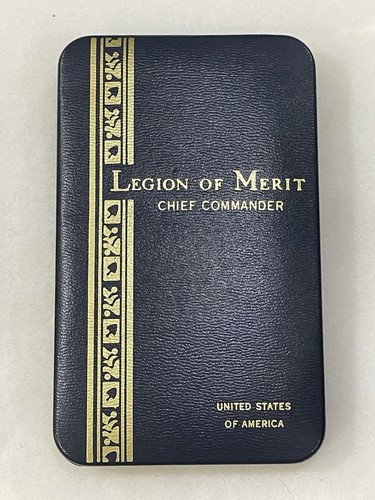 US Legion of Merit Chief Commander Medal Plush Case - Pin Badge - Great Shape