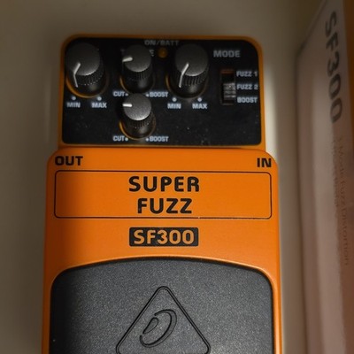 Behringer Super Fuzz SF300 Analog Fuzz Pedal für E-Gitarre & Bass