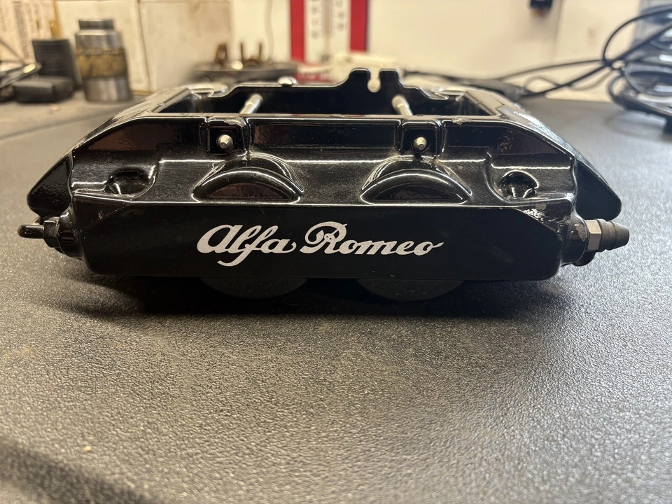 Pinza de freno delantera derecha del lado del pasajero negra 20895802 OEM Alfa Romeo 4C Foto 2 de 4