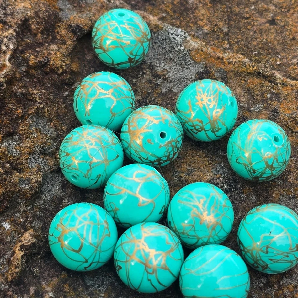 18 cuentas de plástico alemanas vintage de los años 80 redondas de 18 mm - verde aguamarina con vetas doradas Foto 3 de 4