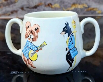 Seltene Vintage Kindertasse mit zwei Henkeln und verkleideten rauchenden Hunden