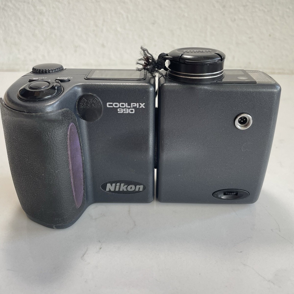 Nikon Coolpix 990 (E990) Black 3.34MP Swivel Digital Camera w