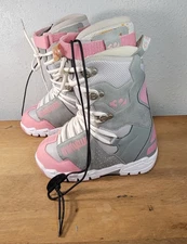 ThirtyTwo 32 Snowboard Boots  Women’s Size 6 US Pink & White