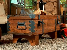 Alter Reisetruhe Couchtisch Rustikale Truhe aus Kiefernholz im Vintage Stil