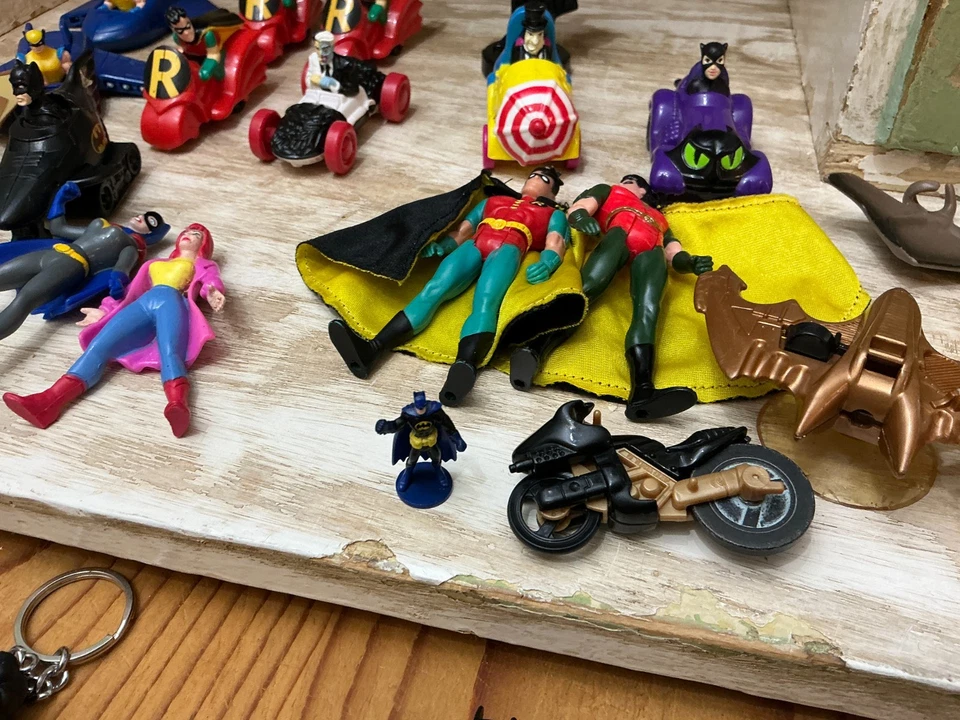 Lote Batman 30+ Figuras Veículos Robin Coringa Mulher-Gato DC Comics Anos Mistos - Imagem 3 de 4