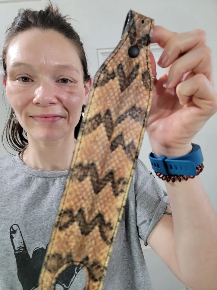 Eslinga de rifle acolchada Canebreak Rattlesnake, auténtica piel de serpiente de cascabel hecha a mano Foto 2 de 4