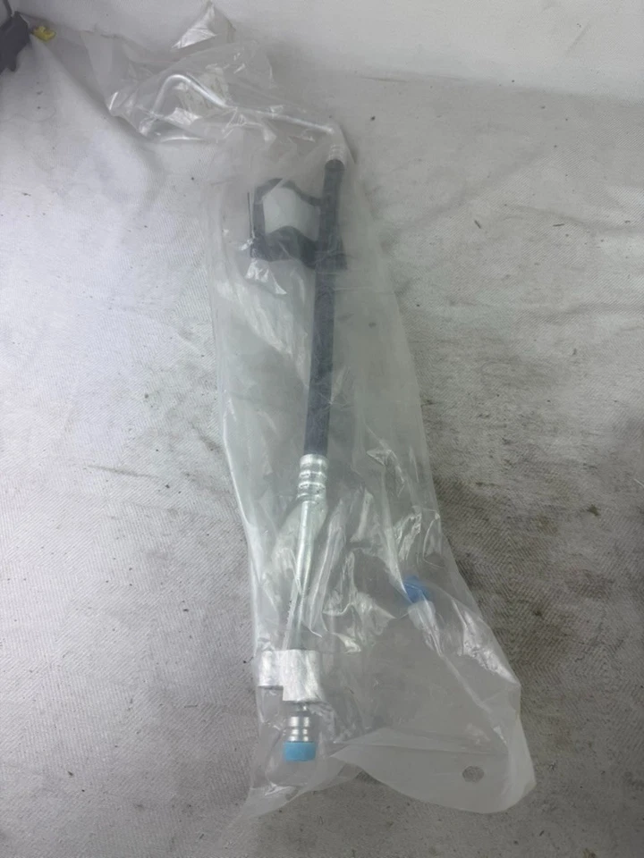 Manguera de descarga de refrigerante de aire acondicionado ToughOne T55294 se adapta a Kia Optima 2001-2004 Foto 2 de 4