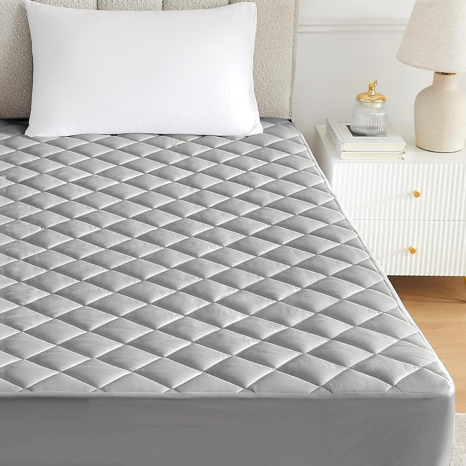 Queen Quilted Fitted Mattress Pad Cooling Mattress Protector Queen Size Mattress