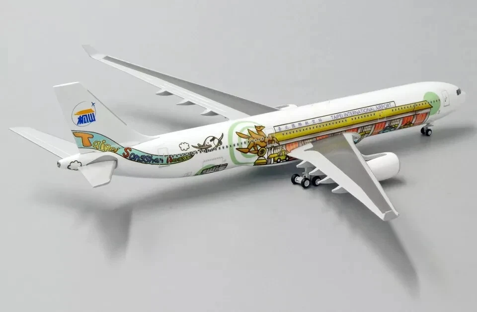 Taipei Songshan Airport Promo A330-300 1:200 Resina Sólida EXTREMAMENTE RARA! - Imagem 2 de 4