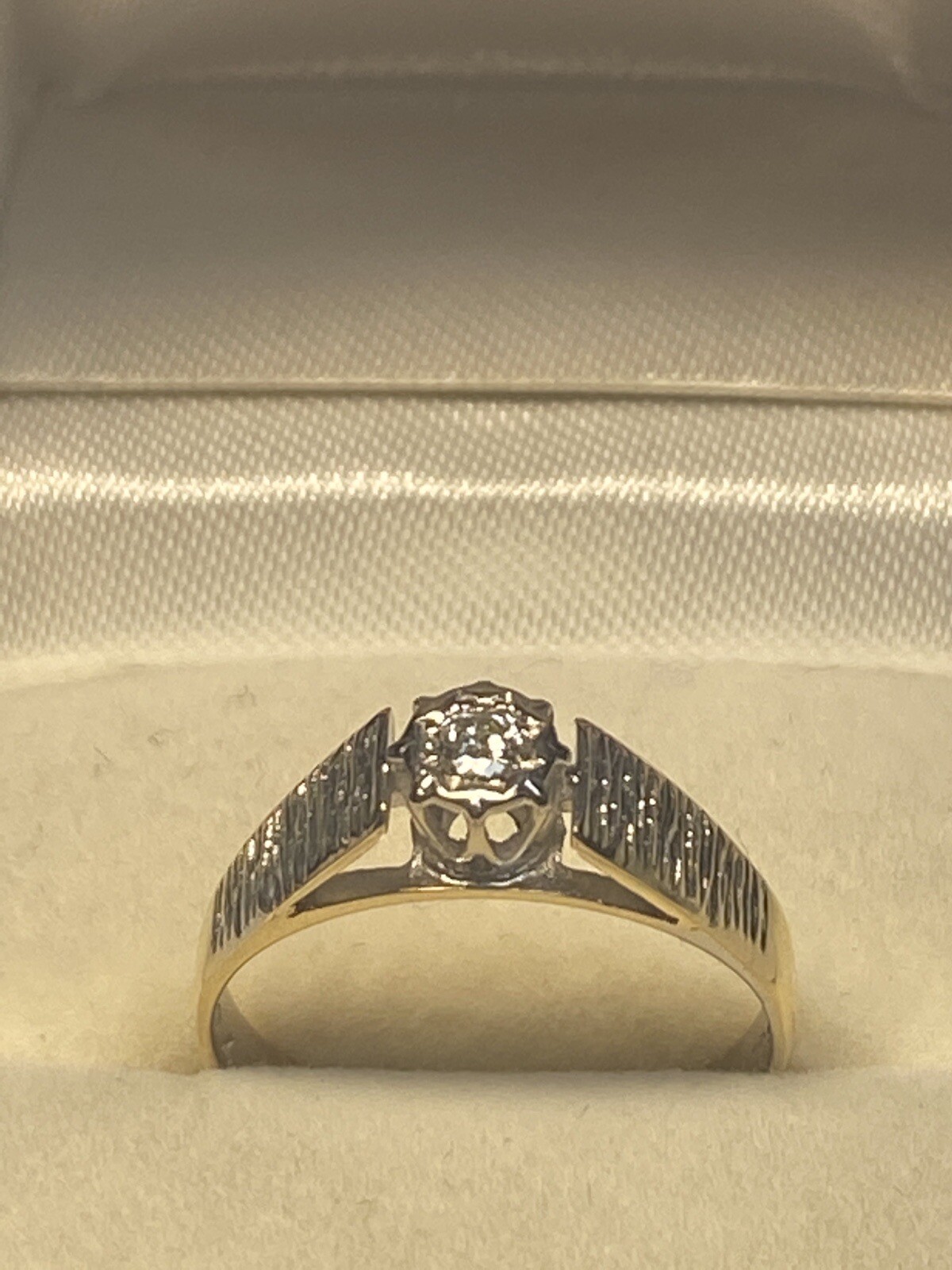 18k gold round diamond solitaire ring - image 1