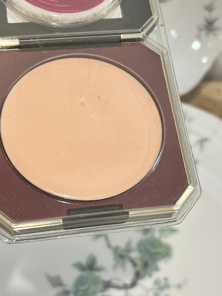 REVLON TOUCH & GLOW TRANSLUCENT POWDER #1 SEALED - Image 3 of 4