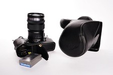 Custodia completa in vera pelle per fotocamera Olympus OMD EM5 II M2 nera aperta