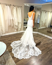White Lace V-Neck Sleeveless Mermaid Trumpet Fit Flare Wedding Dress size 2