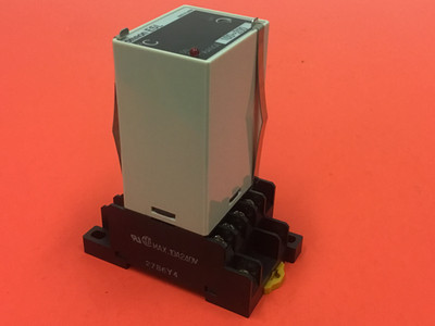 OMRON - P/N: E5L-B - Range 100~200 - Temperature Controller