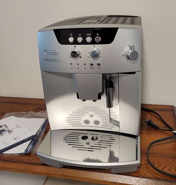 DeLonghi ESAM04110S Magnifica Automatic 