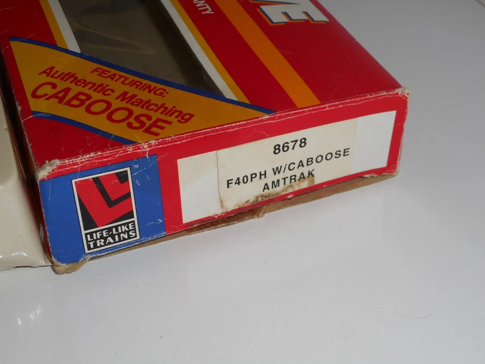 Lifelike Amtrak Diesel Loco & Caboose 8678. Exce condition. 2 rail DC. HO Scale. - Image 2 of 4