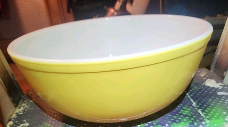 Pyrex 404 Yellow/White Glass Mixing Bowl 4 qt Round Nesting Medium