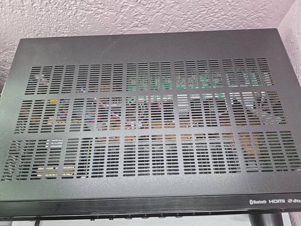 Yamaha RX-V385 5.1-Channel 4K Ultra HD AV Receiver - In Very Good Condition - Image 2 of 4