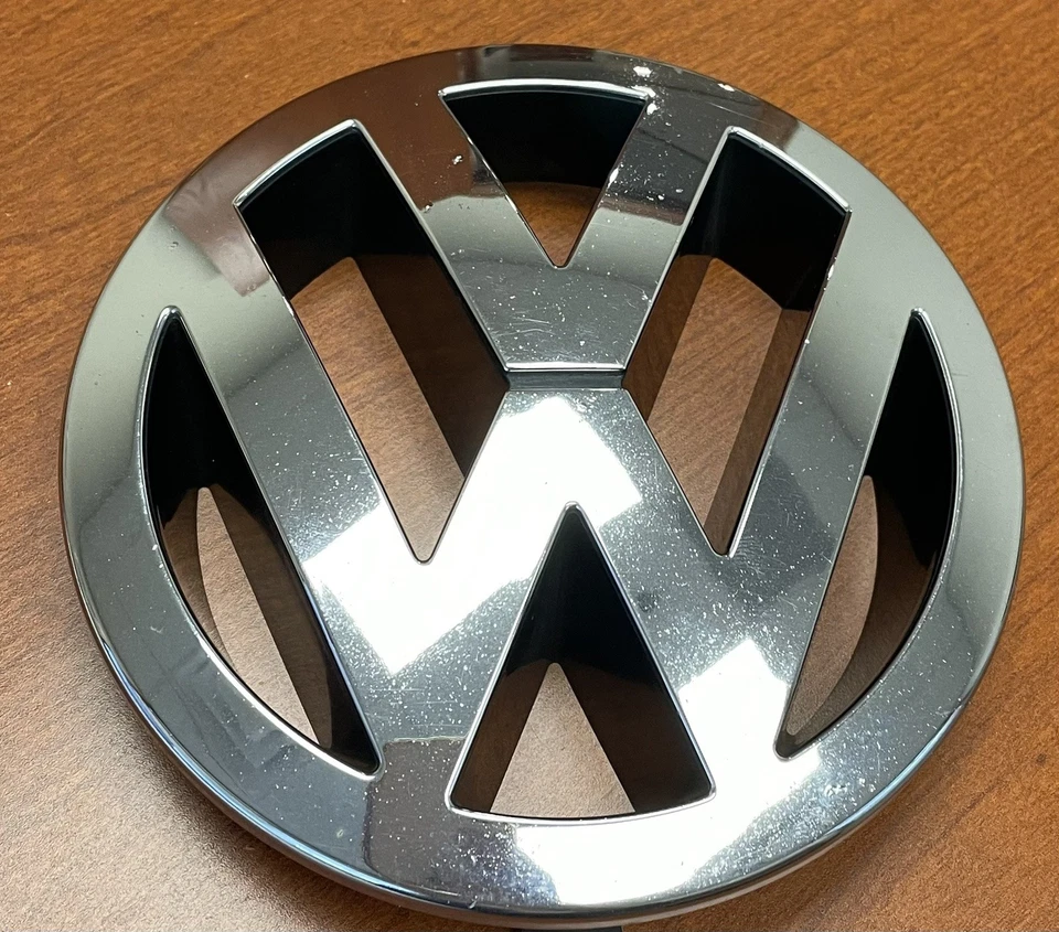 Оригинальная передняя эмблема 2004-2007 VW Touareg & 2009-2014 VW Routan 7L6853601A - Изображение 2 из 4