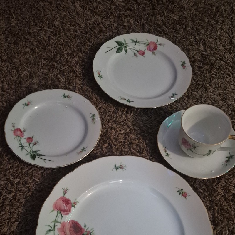Rose Floral Porcelain Dinner Set: Dinner/Salad Plate, Cup & Saucer Round