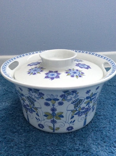 FIGGJO FLINT LOTTE TURI DESIGN (NORWAY) VINT DEC PORCELAIN CASSEROLE W/LID