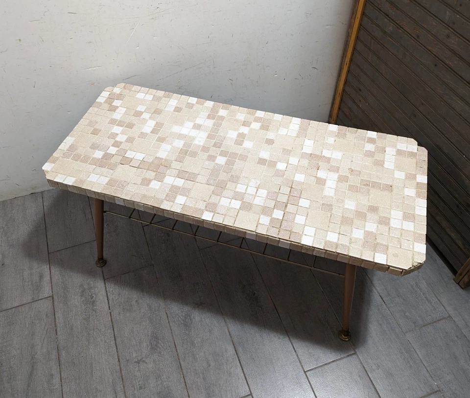 Mesa de centro moderna vintage de mediados de siglo con mosaico de azulejos atómicos Foto 4 de 4