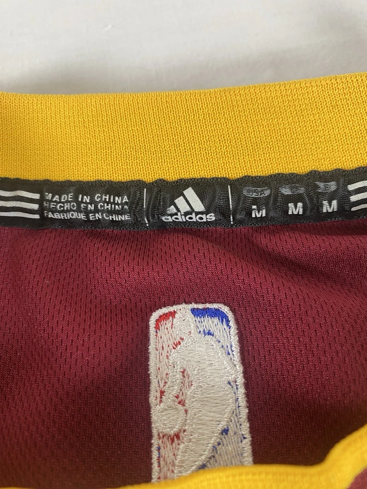 Молодежная баскетбольная футболка Cleveland Cavaliers размер средний Adidas Kyrie Irving No2 - Изображение 3 из 4