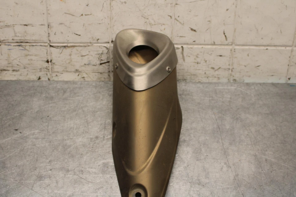 2015 Yamaha FZ09 REAR BACK MUFFLER EXHAUST PIPE COVER HEAT SHIELD GUARD BB69 - Image 4 of 4