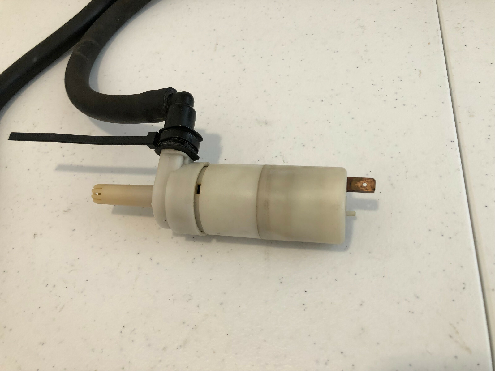 06 Maserati Quattroporte M139 Washer Fluid Reservoir Tank PUMP ONLY w/Hose