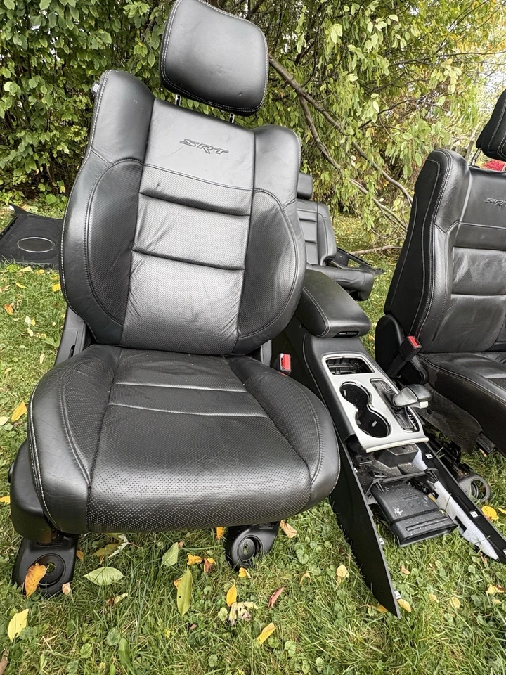 Jeep SRT 2016 interior, también tengo todos los paneles de las puertas Foto 4 de 4