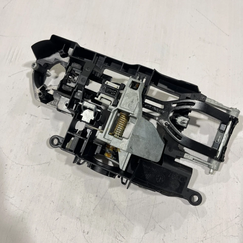 OEM  BMW 640i 650i F10 2011-2016 REAR LEFT DRIVER SIDE DOOR HANDLE CARRIER - Image 4 of 4