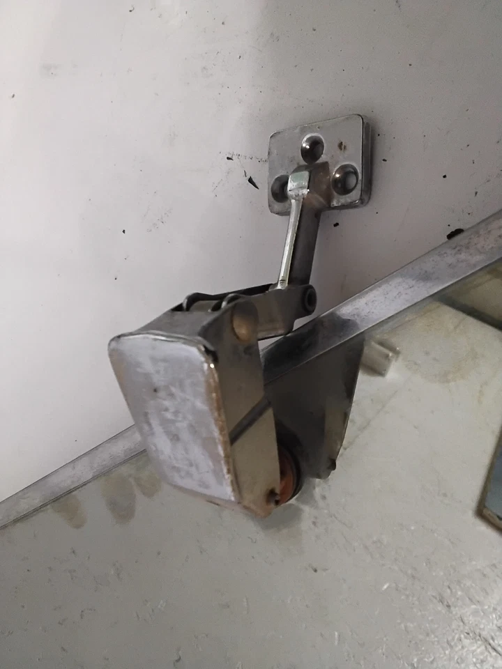 Furgoneta Dodge tamaño completo. 1980-2003, mitad izquierda, doble bisagra, oscilante, vidrio PRIVACIDAD Foto 3 de 4