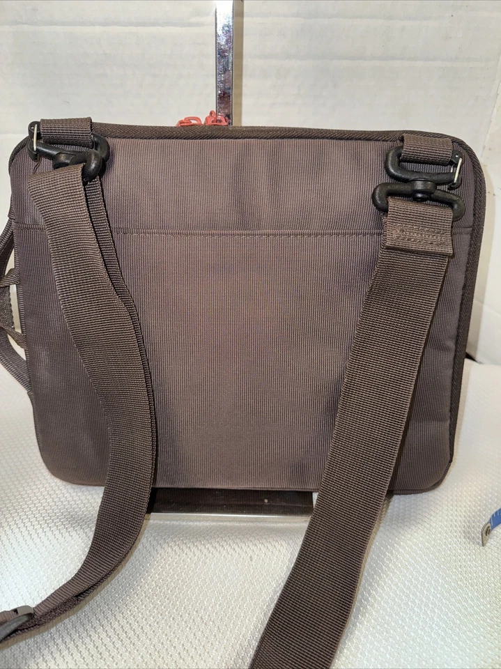 Bolsa para tablet STM con correa Foto 3 de 4