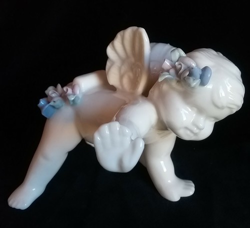 2 FIGURAS ALADAS DE PORCELANA BLANCA CUPIDO ÁNGELES CON RACIMOS DE FLORES PASTEL - Imagen 8 de 12