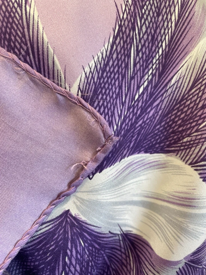 AS# Lancôme Paris Bufanda de Seda Pura Púrpura Estampado de Plumas Lunares Cuadrado De Colección Foto 2 de 4